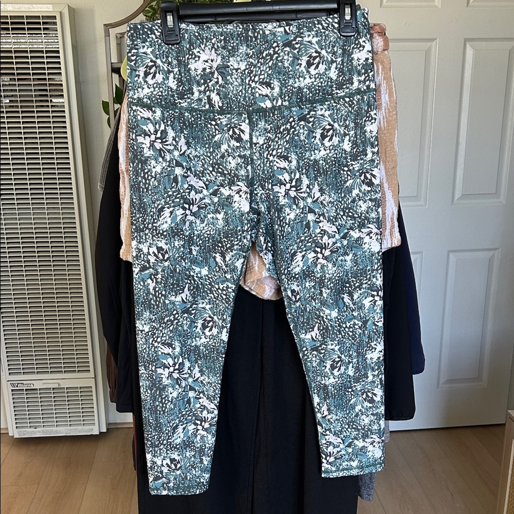 GAIAM Cropped Leggings. Large. 21” inseam